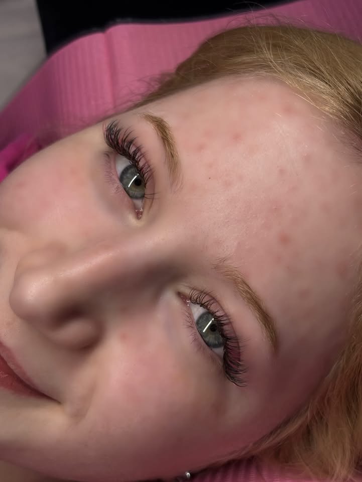 Stylizacja rzęs: Wet Look z kolorem jako dodatek