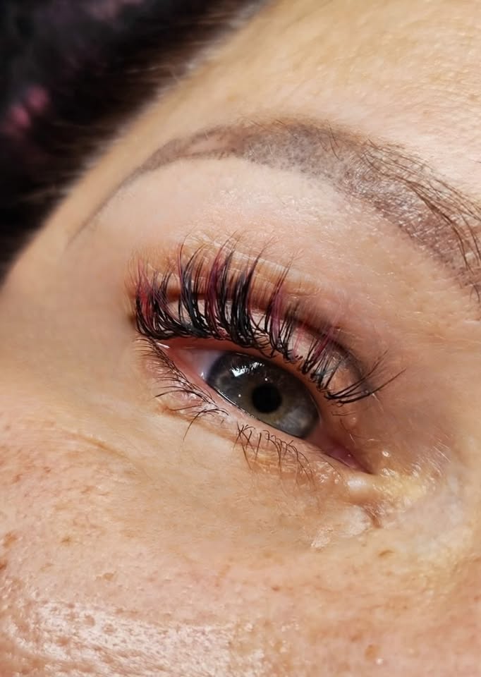 Stylizacja rzęs: Wet Look z kolorem jako dodatek